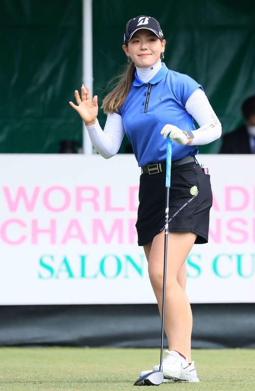 1番、ティーショットを放ち手を振る吉田（撮影・浅見桂子）