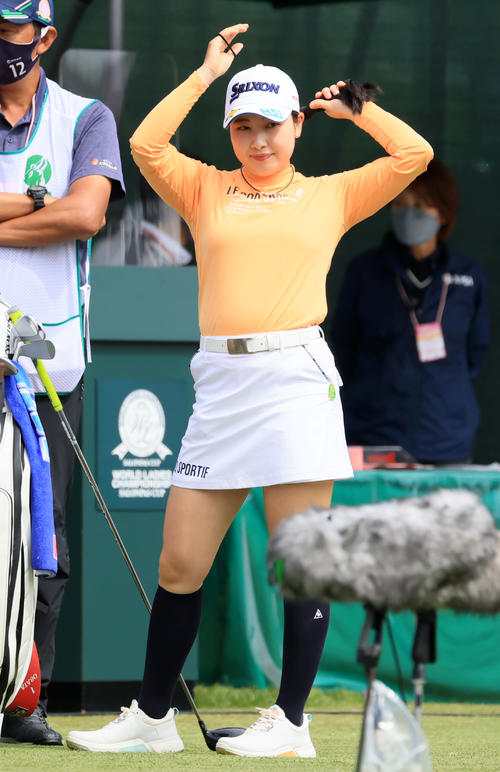 1番、ティーで髪を結う小祝（撮影・浅見桂子）