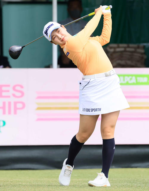 1番、ティーショットを放つ小祝（撮影・浅見桂子）