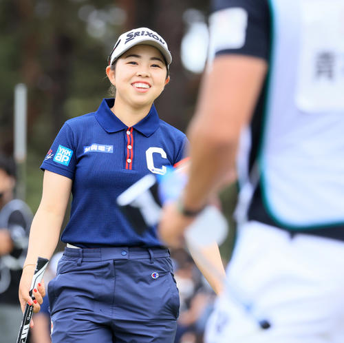 2位に6打差を付けて首位キープで18番を終えた山下は笑顔であいさつ（撮影・浅見桂子）