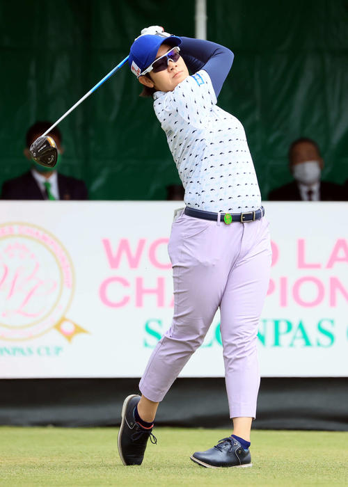 1番、ティーショットを放つ川岸（撮影・浅見桂子）