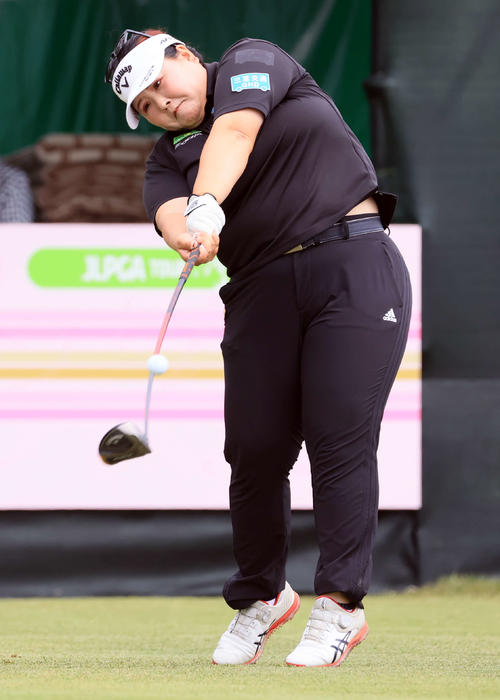 1番、ティーショットを放つ鈴木麻綾（撮影・浅見桂子）