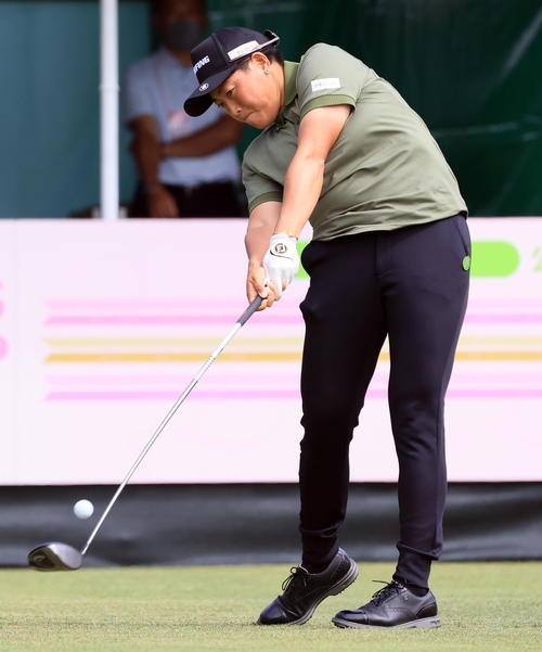 1番、ティーショットを放つ工藤（撮影・浅見桂子）