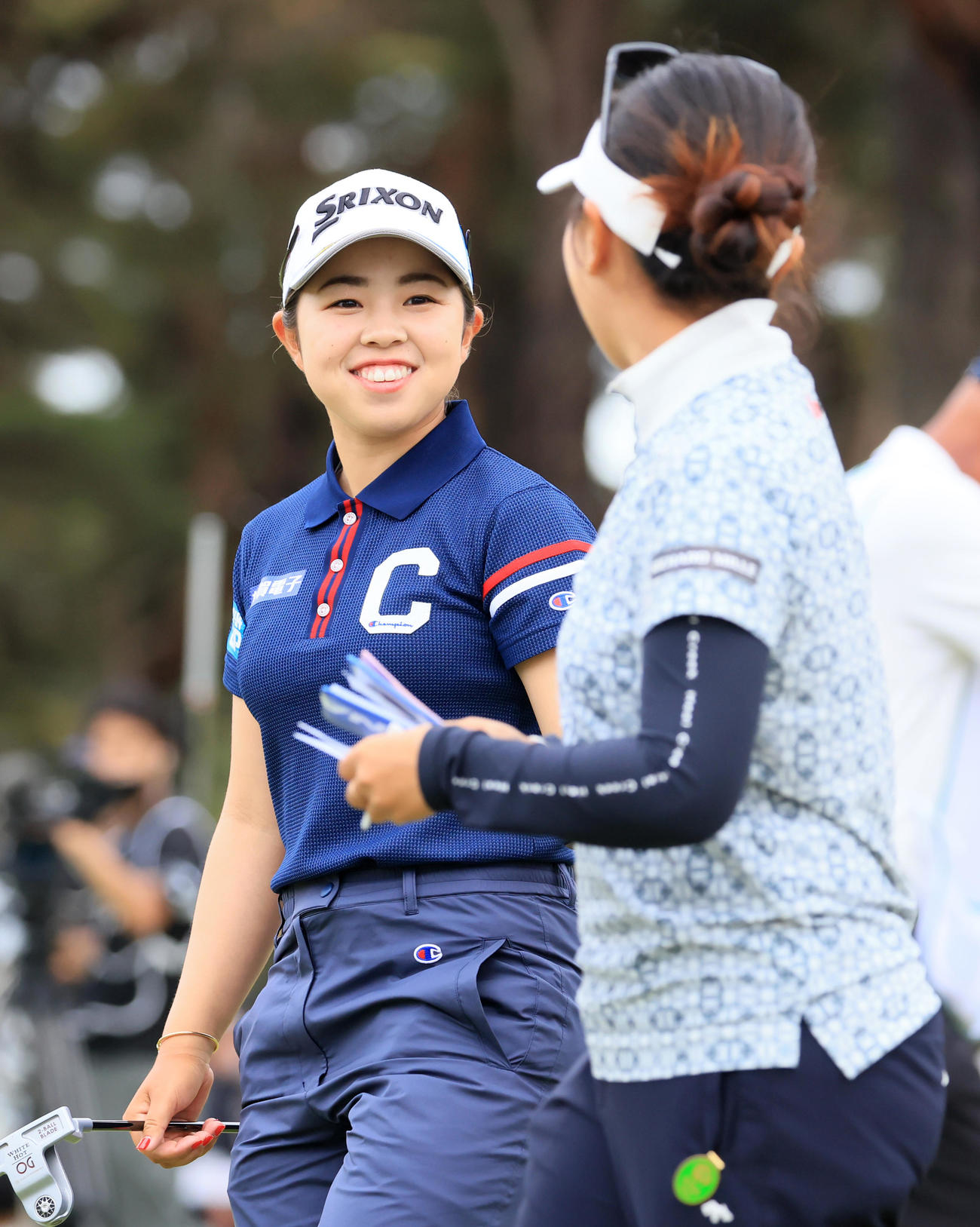 2位に6打差を付けて首位キープで18番を終えた山下（左）は笑顔を見せる。右は青木（撮影・浅見桂子）