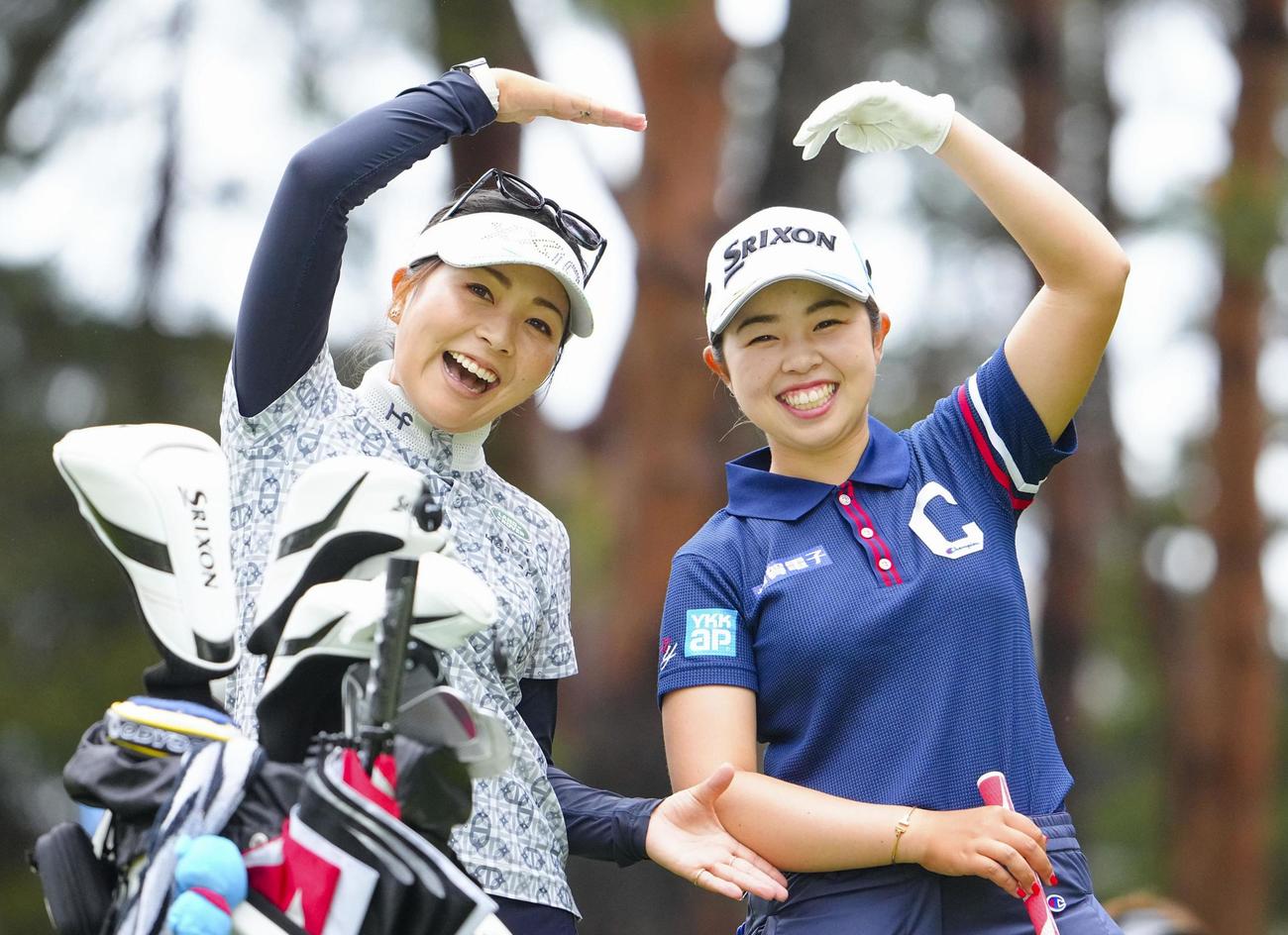 2番のティーグラウンドで笑顔を見せる青木瀬令奈（左）と山下美夢有