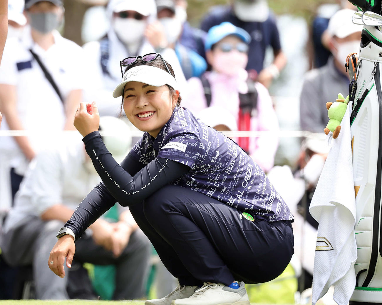 6番、ティーを待つ間、笑顔の青木（撮影・浅見桂子）