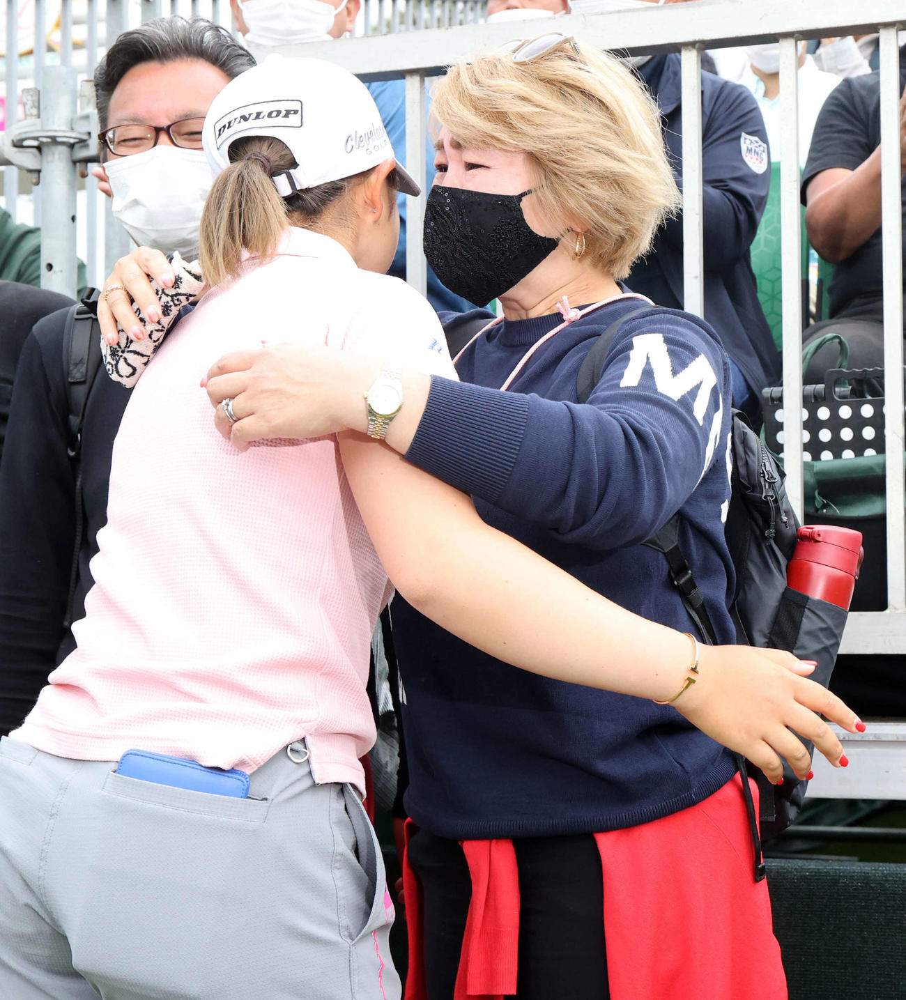 メジャー初勝利の山下（左）は、母の有貴さんと笑顔で抱き合う（撮影・浅見桂子）
