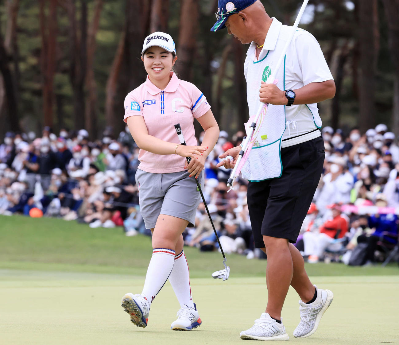 18番、パーセーブでメジャー初勝利を決めた山下（左）は笑顔を見せる（撮影・浅見桂子）