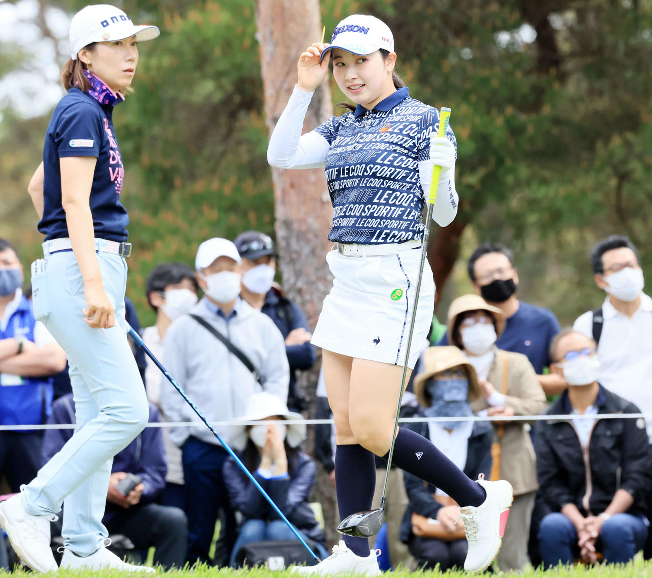 2番、ティーショットを放ちあいさつする小祝。左は李知姫（撮影・浅見桂子）