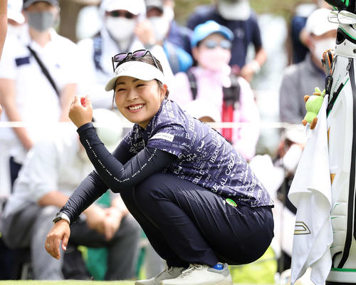 6番、ティーを待つ間、笑顔の青木（撮影・浅見桂子）