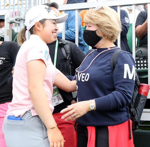 メジャー初勝利の山下（左）は、母の有貴さんと笑顔で抱き合う（撮影・浅見桂子）
