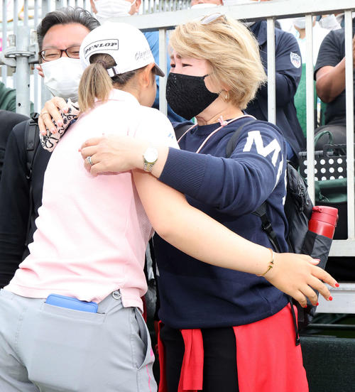メジャー初勝利の山下（左）は、母の有貴さんと笑顔で抱き合う（撮影・浅見桂子）
