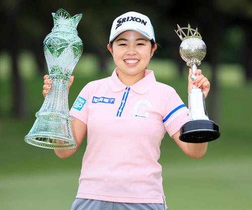 メジャー初勝利の山下は優勝杯を手に笑顔を見せる（撮影・浅見桂子）