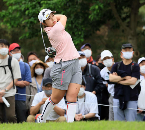 2番、ティーショットを放つ山下（撮影・浅見桂子）