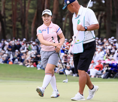 18番、パーセーブでメジャー初勝利を決めた山下（左）は笑顔を見せる（撮影・浅見桂子）
