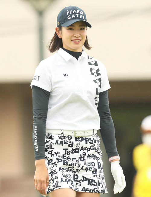 1番、ティーショットを放ち、笑顔でセカンドに向かう原（撮影・屋方直哉）