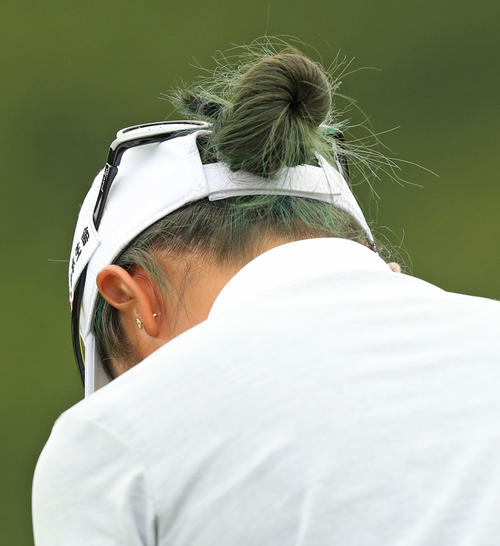 18番、髪を緑に染めた稲見（撮影・屋方直哉）