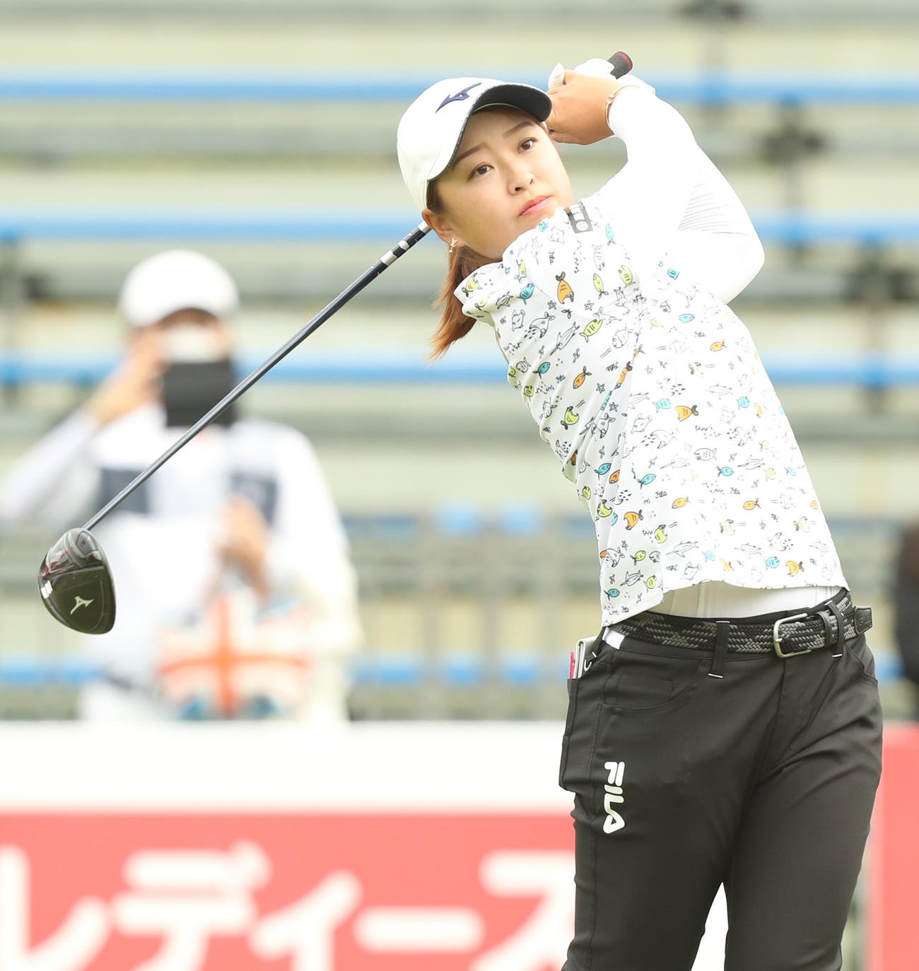 1番、ティーショットを放つ西郷（撮影・屋方直哉）
