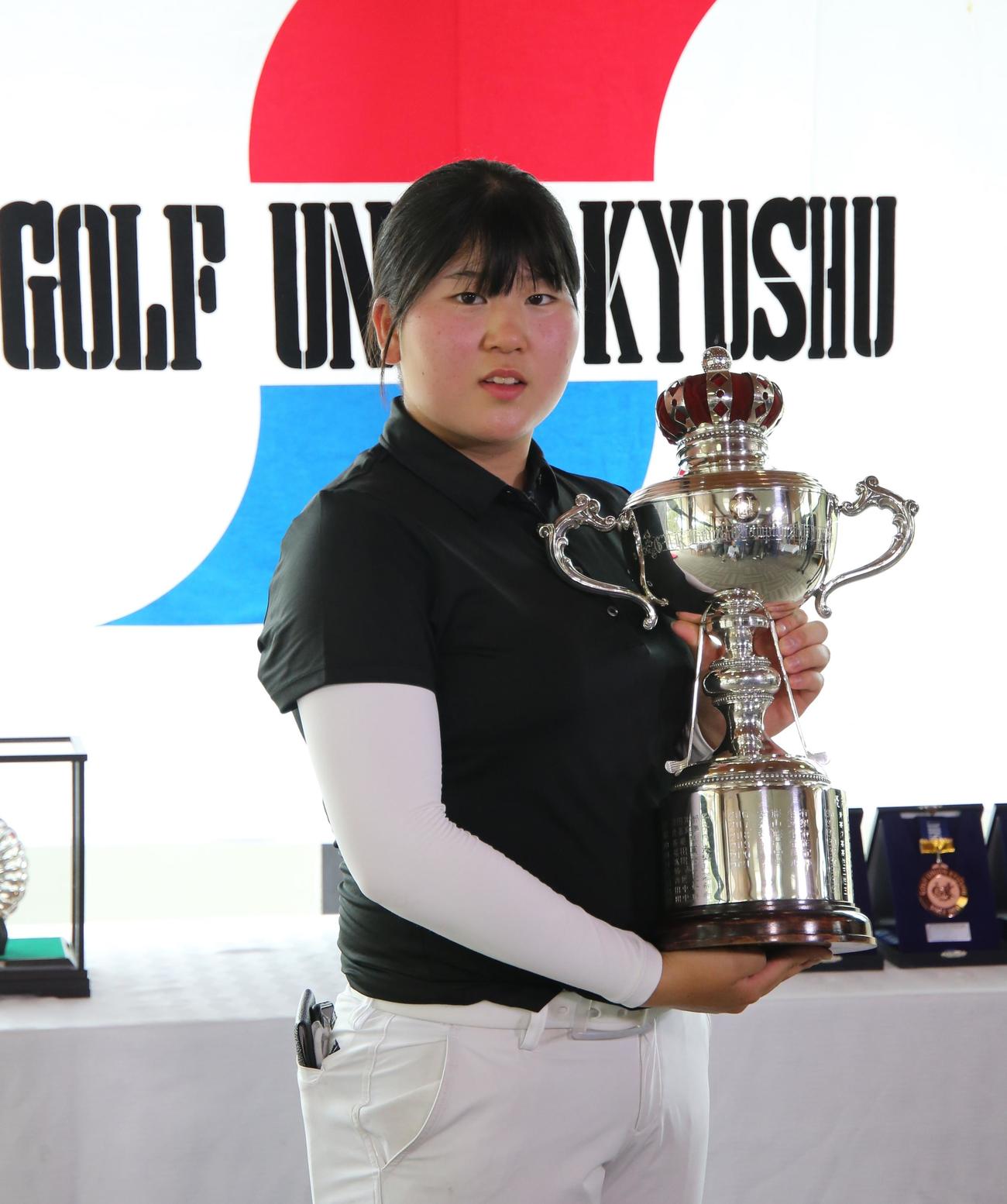 優勝トロフィーを手にする藤本愛菜（撮影・菊川光一）