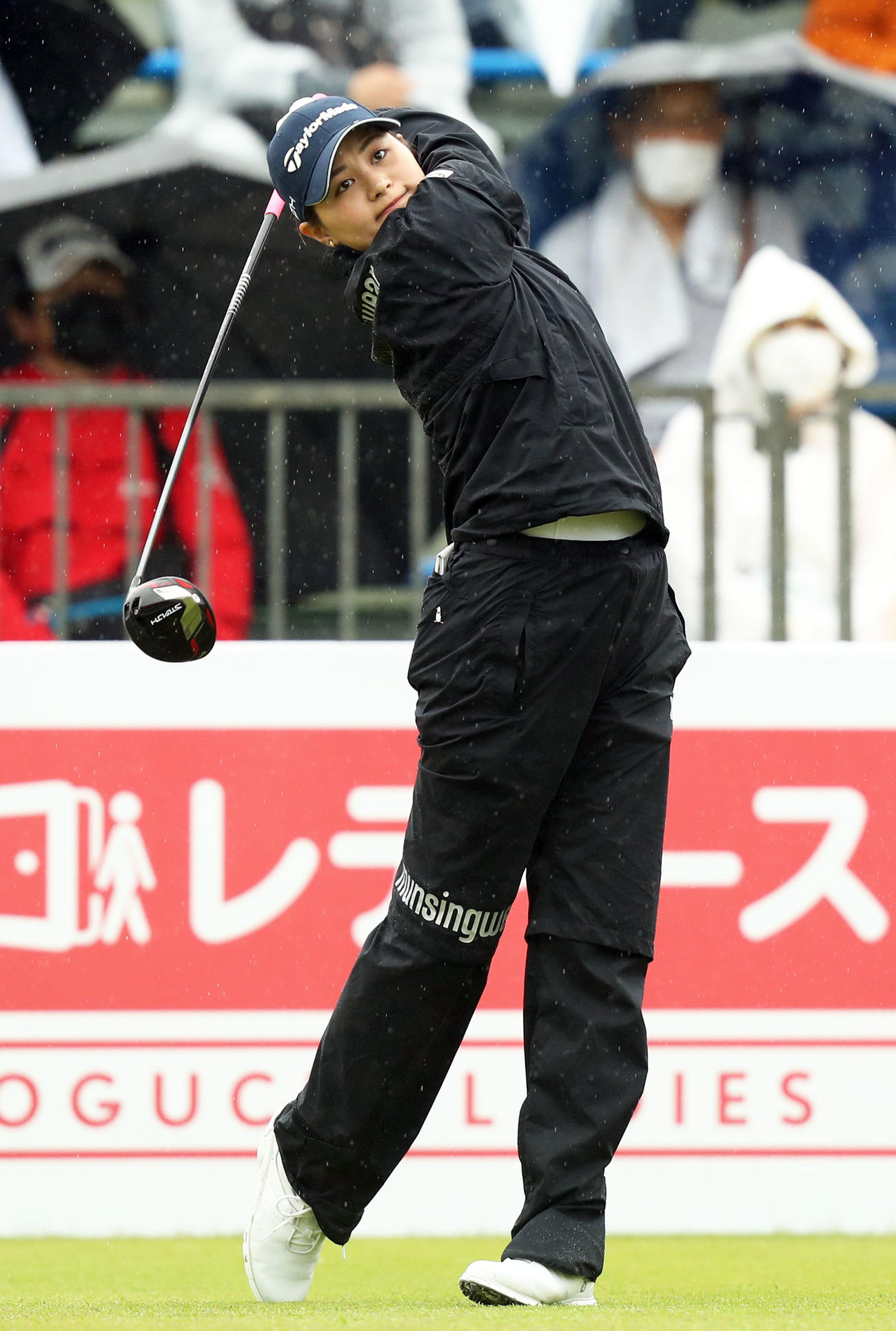 1番、ティーショットを放つ新垣（撮影・屋方直哉）