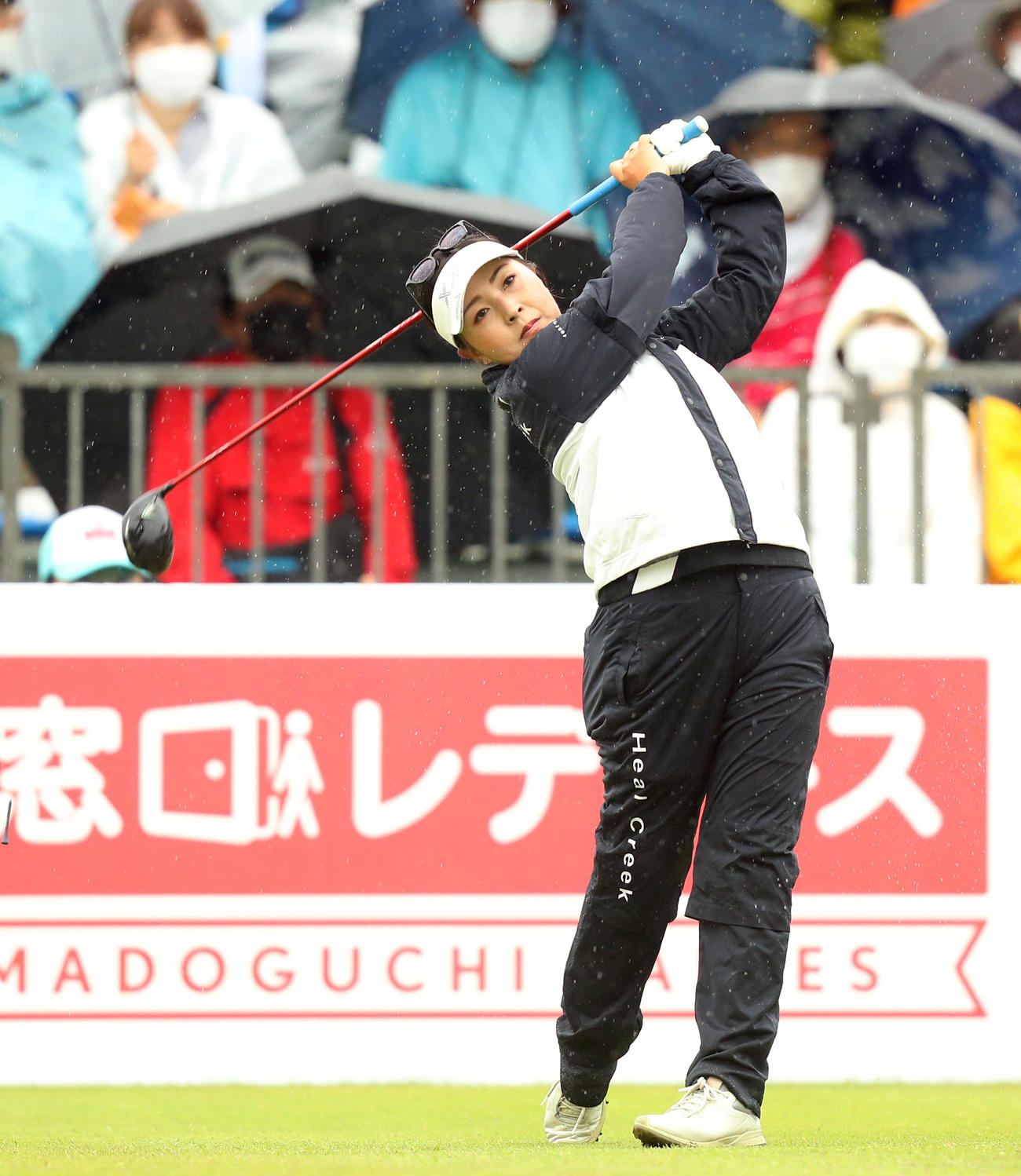 1番、ティーショットを放つ青木（撮影・屋方直哉）