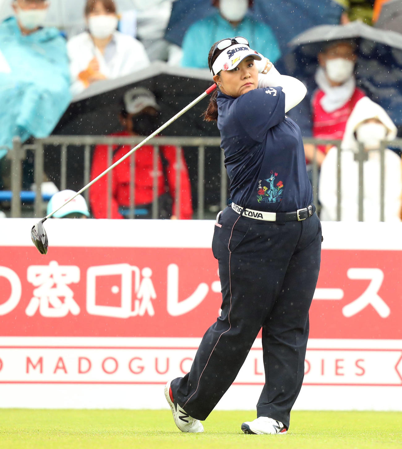 1番、ティーショットを放つ酒井（撮影・屋方直哉）