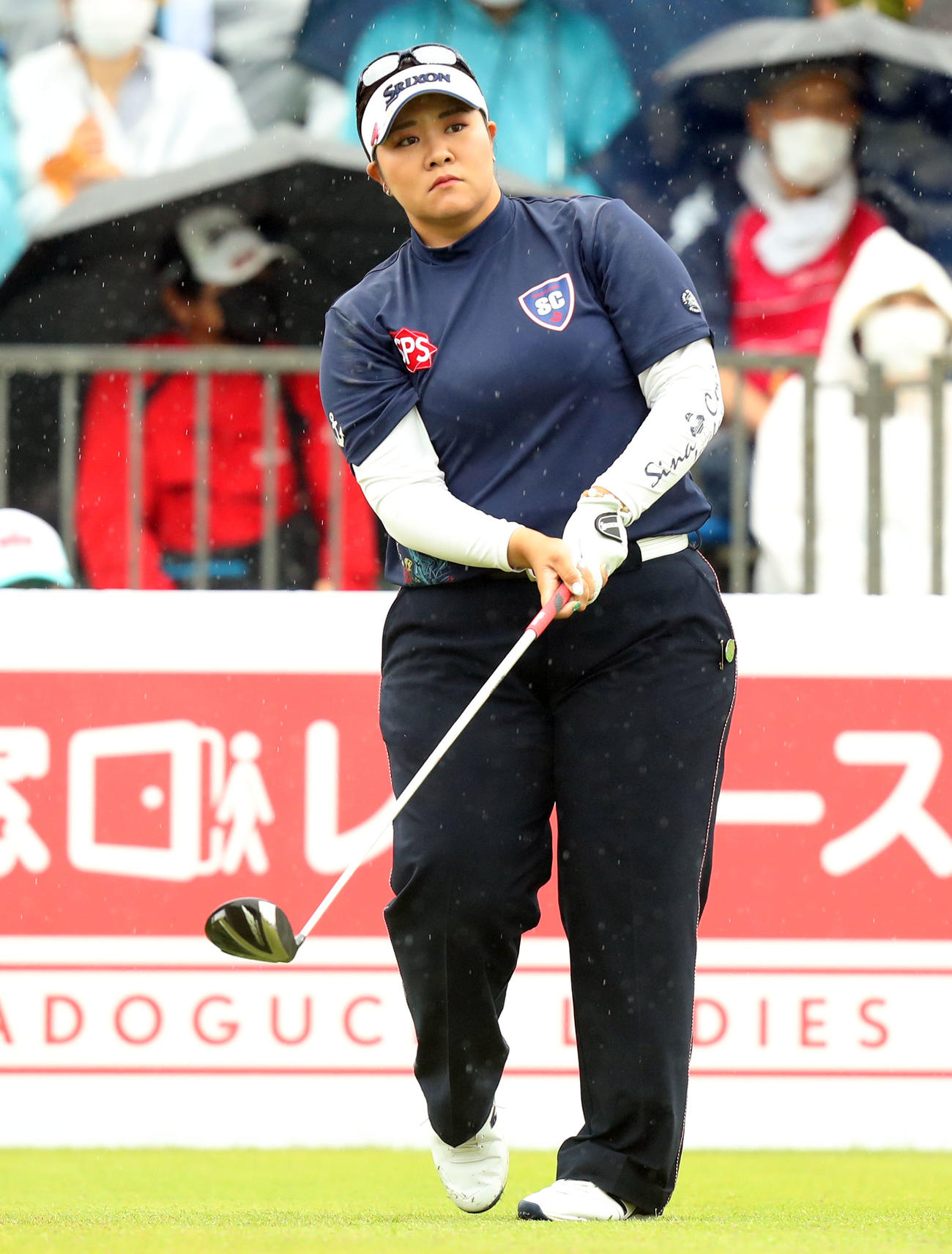 1番、ティーショットを放つ酒井（撮影・屋方直哉）