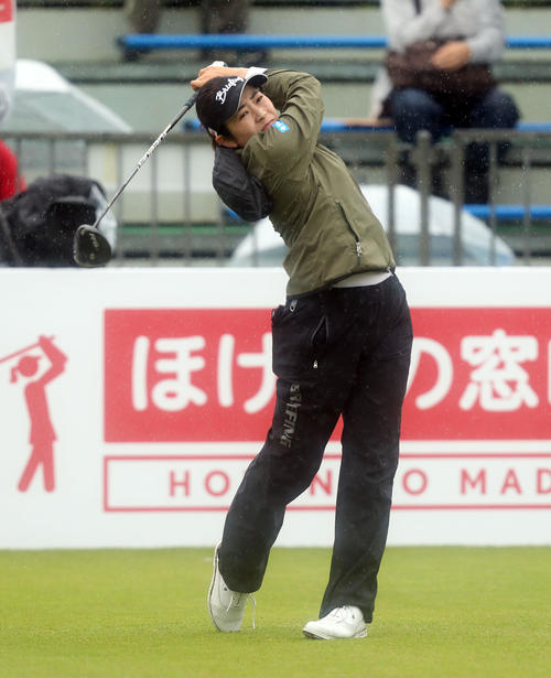 1番、ティーショットを放つ仲宗根（撮影・屋方直哉）