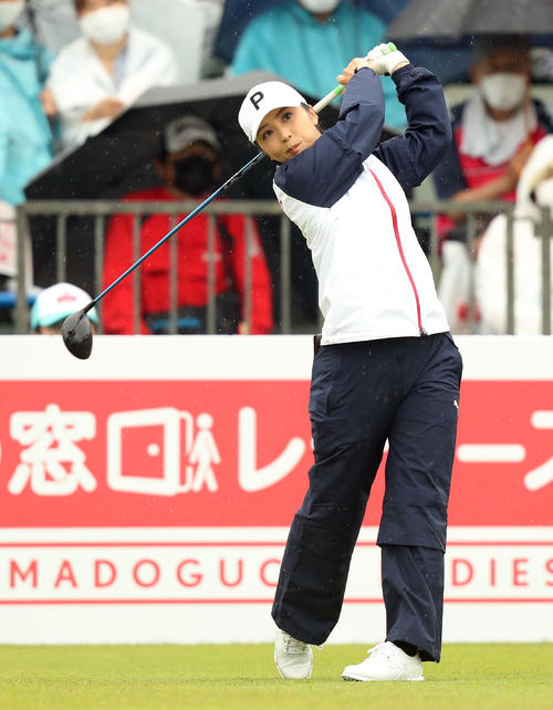 1番、ティーショットを放つ菊地（撮影・屋方直哉）