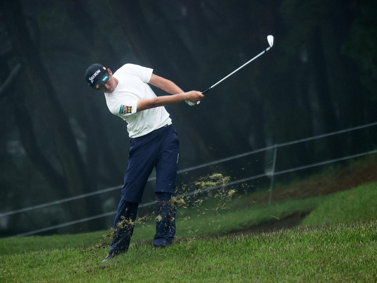 18番、3打目を放つ星野（撮影・鈴木正人）
