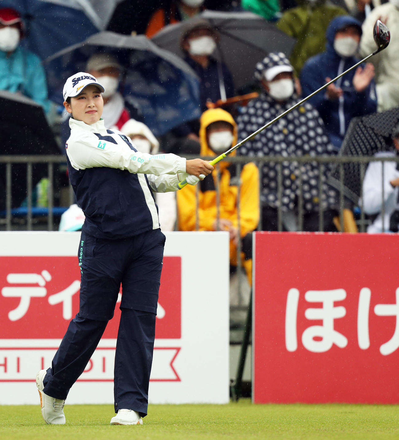 1番、ティーショットを放つ小祝（撮影・屋方直哉）