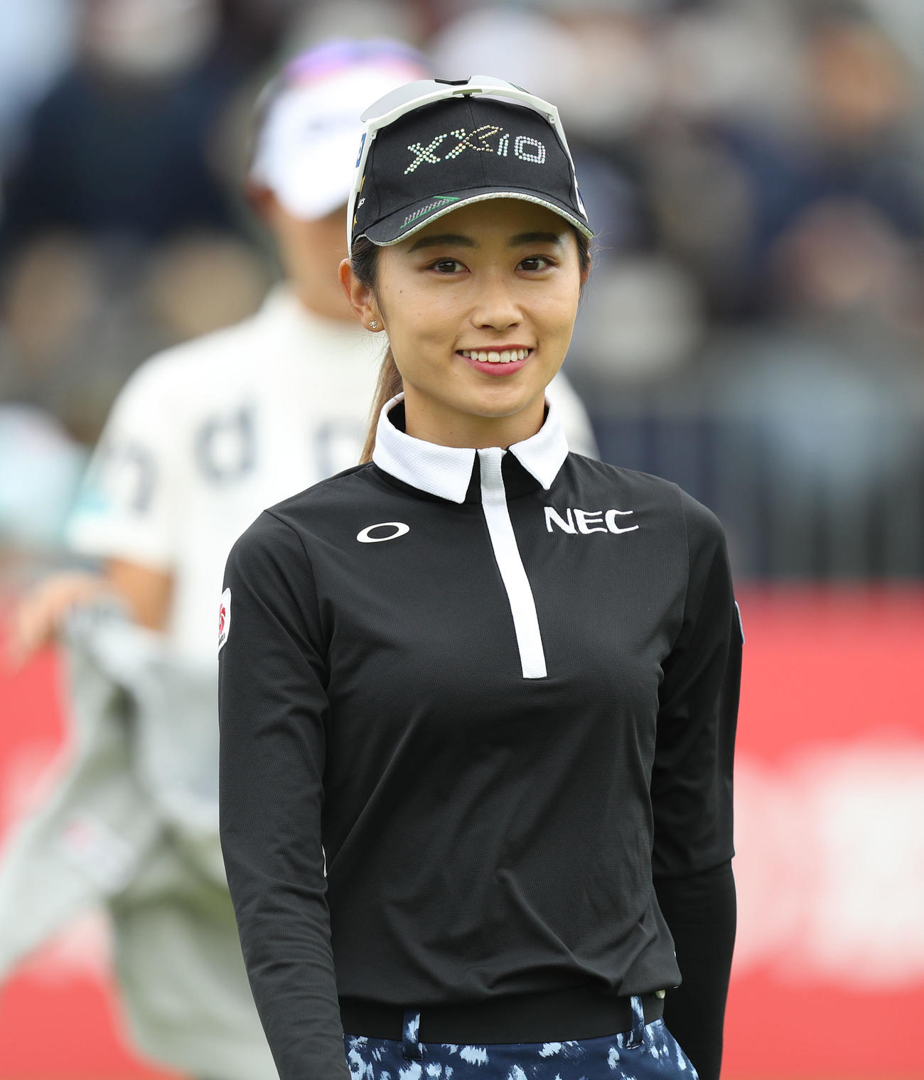 1番、笑顔でセカンドショットに向かう安田（撮影・屋方直哉）