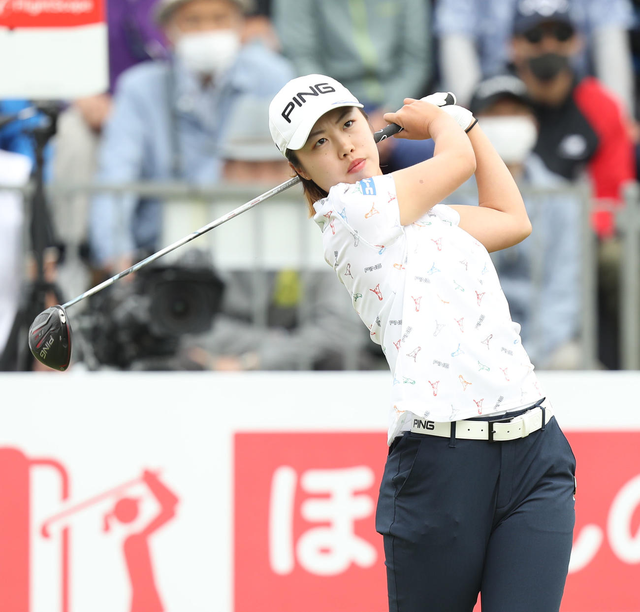 1番、ティーショットを放つ上野（撮影・屋方直哉）