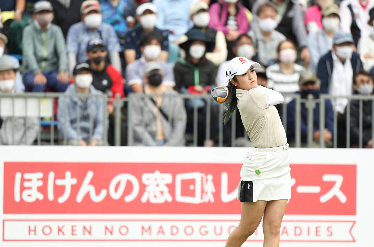 1番、ティーショットを放つ稲見（撮影・屋方直哉）