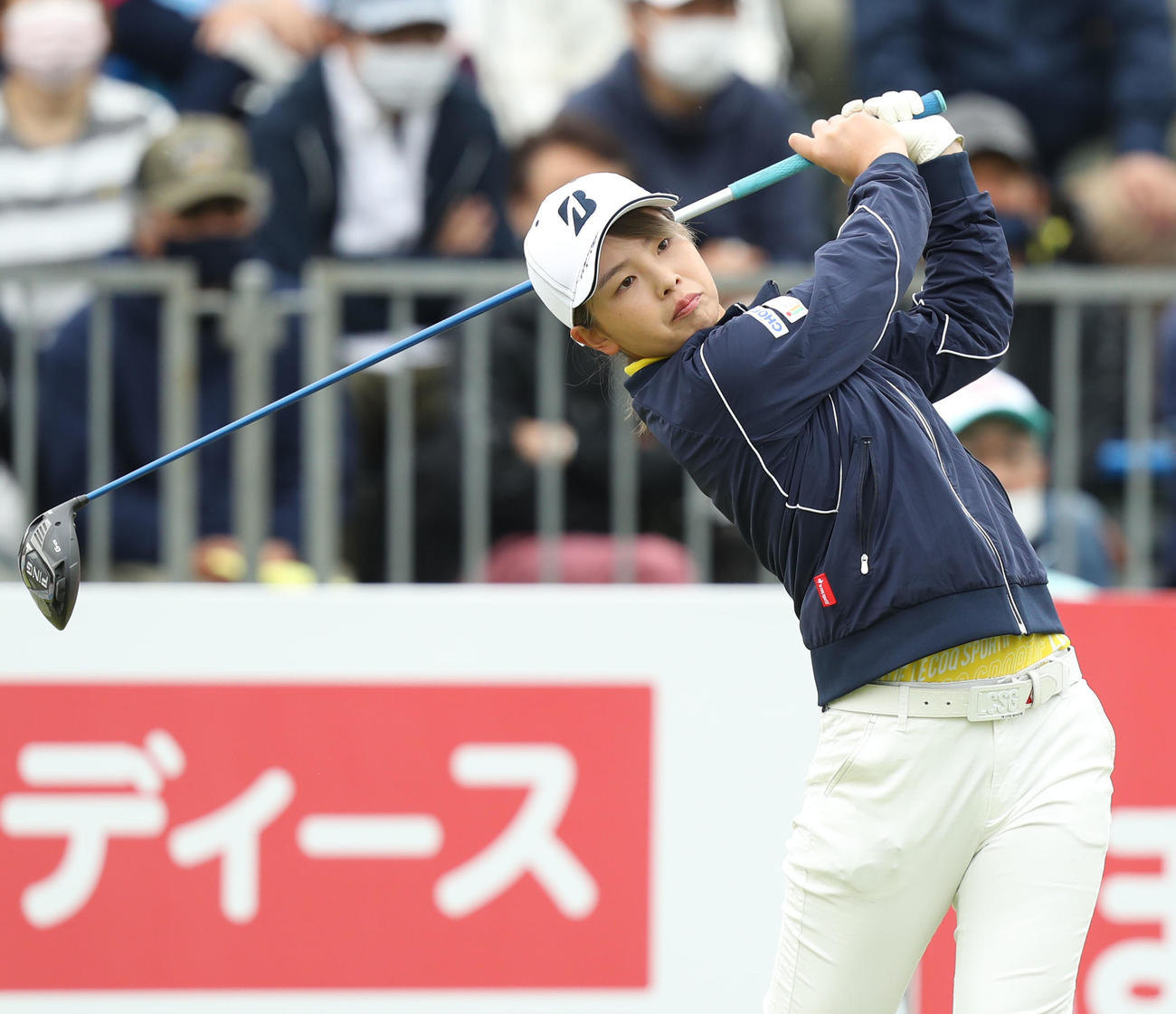 1番、ティーショットを放つ木下（撮影・屋方直哉）