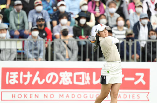 1番、ティーショットを放つ稲見（撮影・屋方直哉）