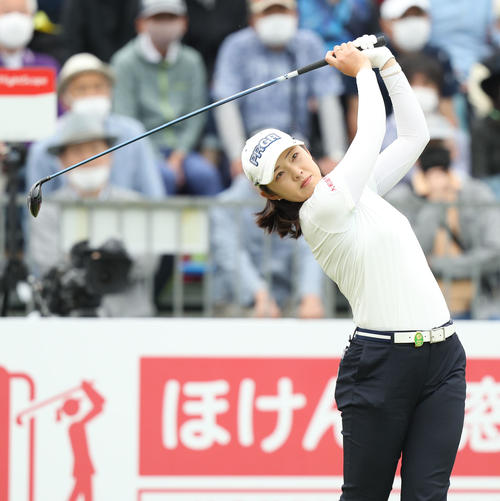 1番、ティーショットを放つ辻（撮影・屋方直哉）