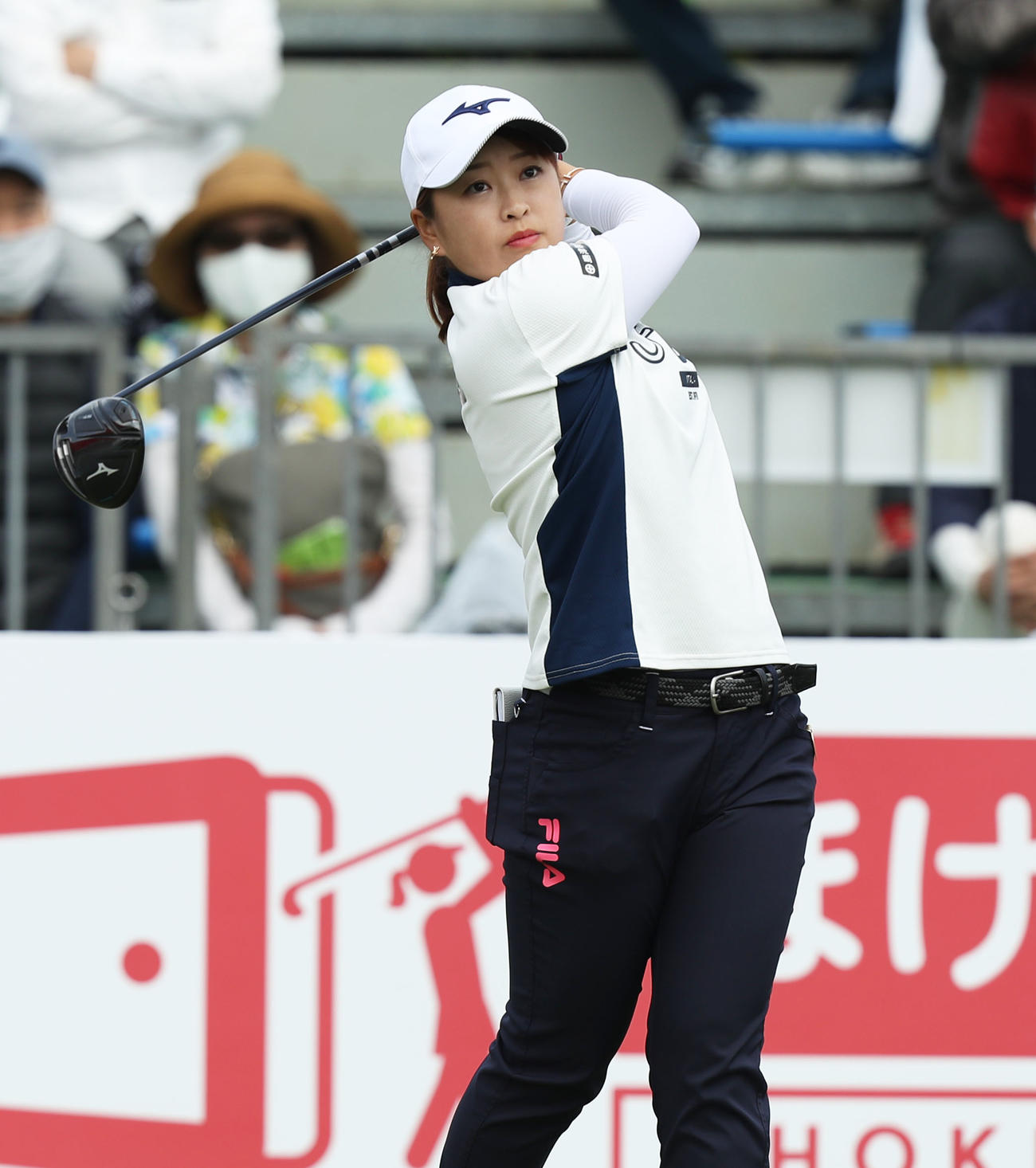1番、ティーショットを放つ西郷（撮影・屋方直哉）