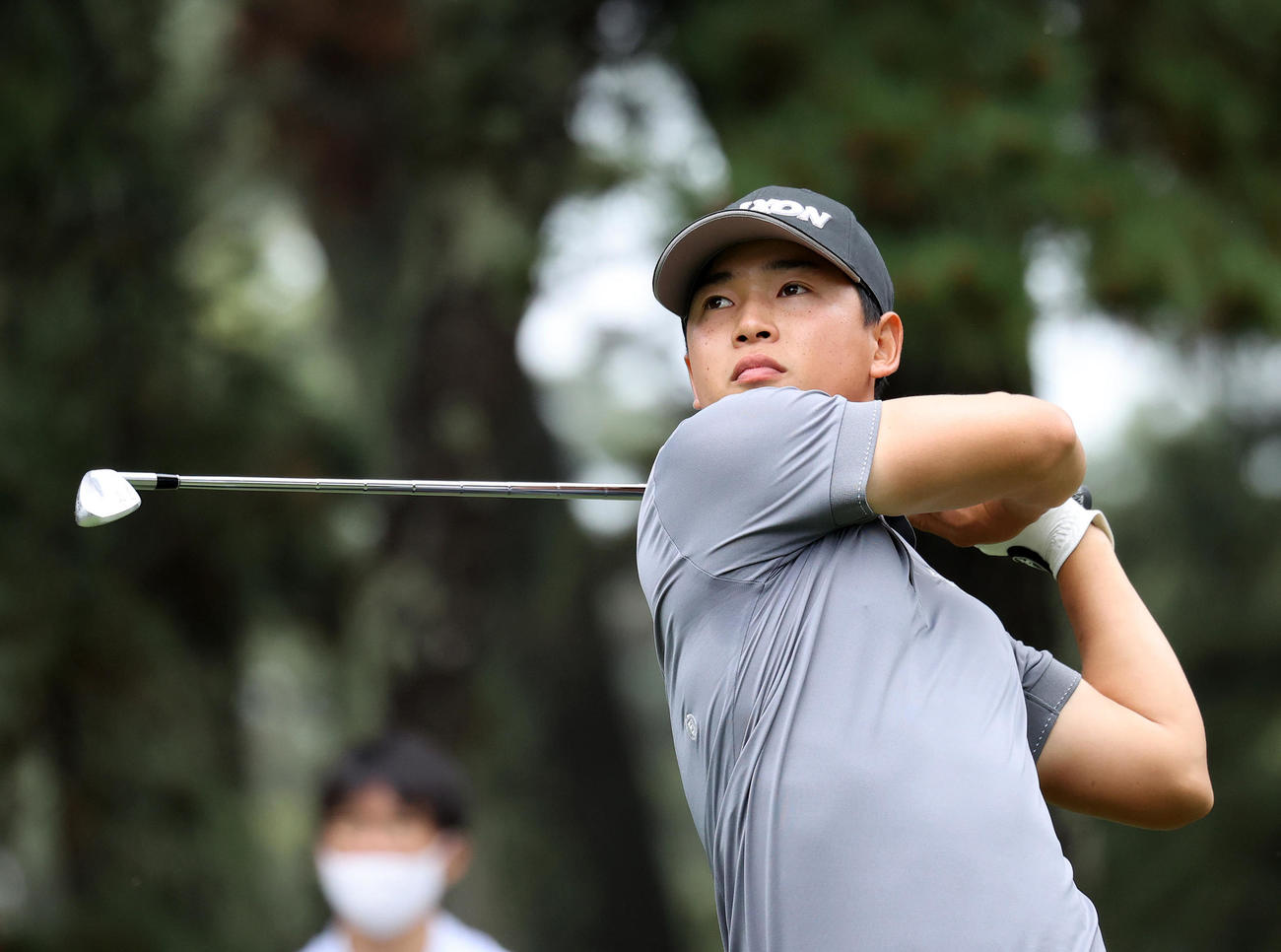 4番、ティーショットを放つ桂川（撮影・鈴木正人）