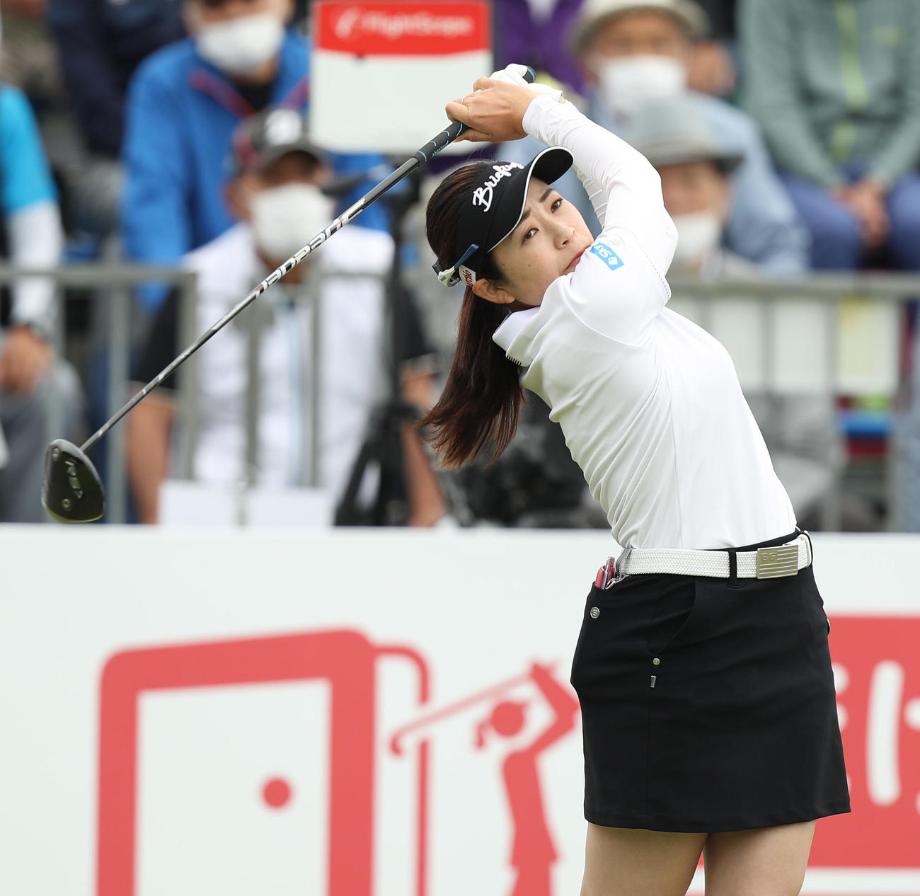 1番、ティーショットを放つ仲宗根（撮影・屋方直哉）