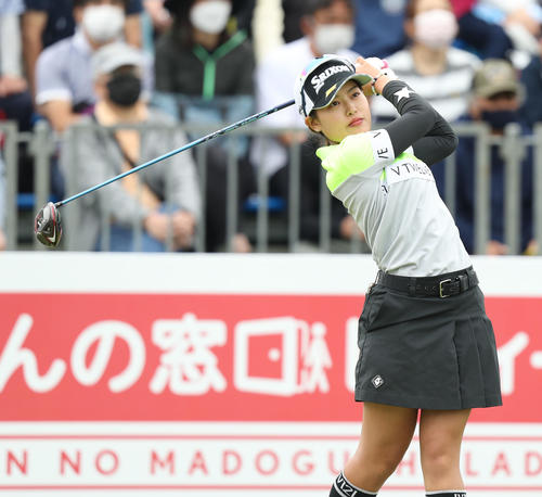 1番、ティーショットを放つ小倉（撮影・屋方直哉）