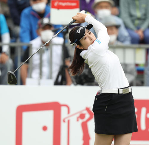 1番、ティーショットを放つ仲宗根（撮影・屋方直哉）