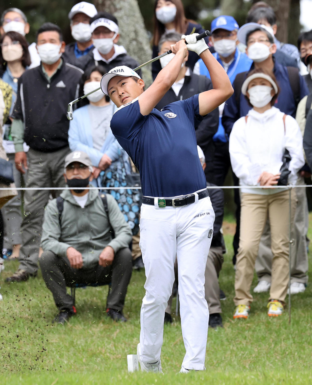 4番、ティーショットを放つ今平（撮影・鈴木正人）