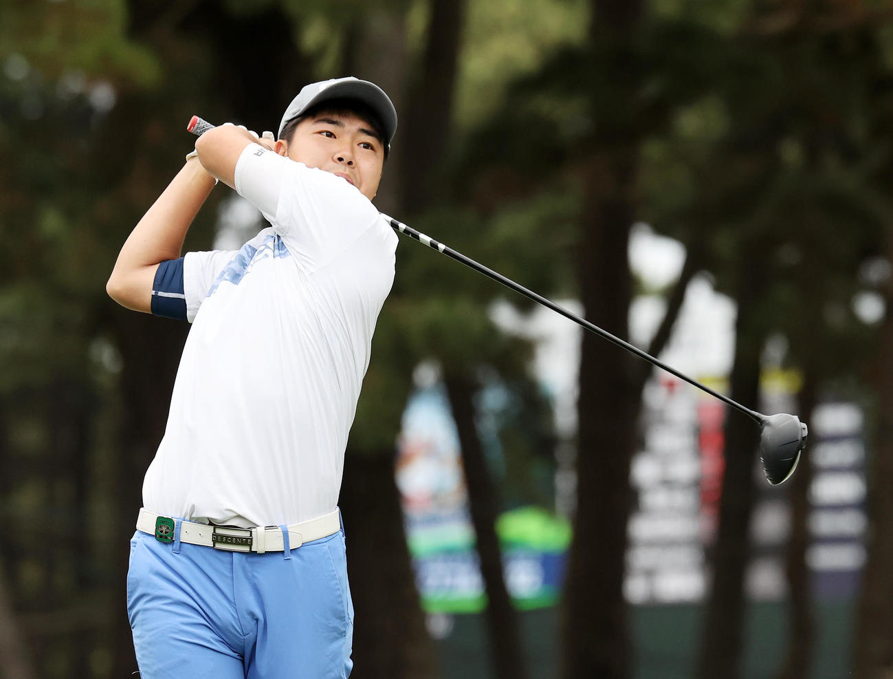 1番、ティーショットを放つ細野（撮影・鈴木正人）