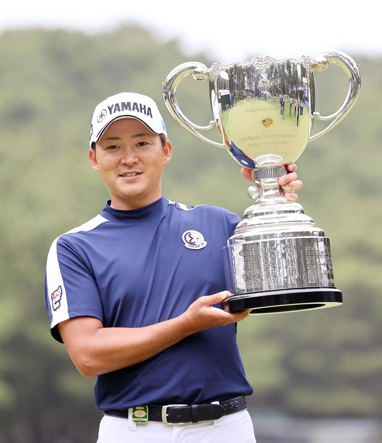APGC杯を手に笑顔を見せる今平（撮影・鈴木正人）