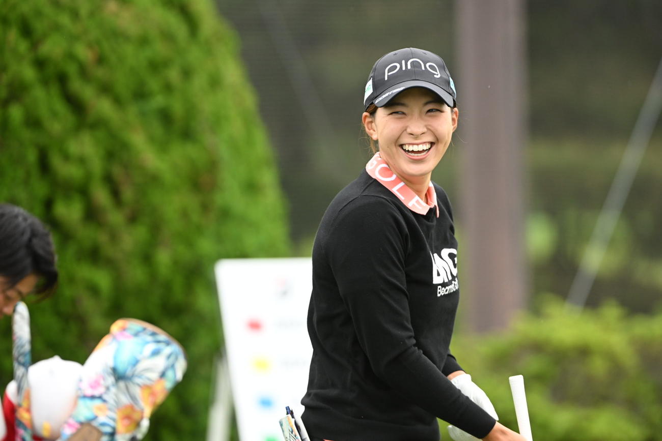 練習で笑顔の渋野日向子（撮影・滝沢徹郎）