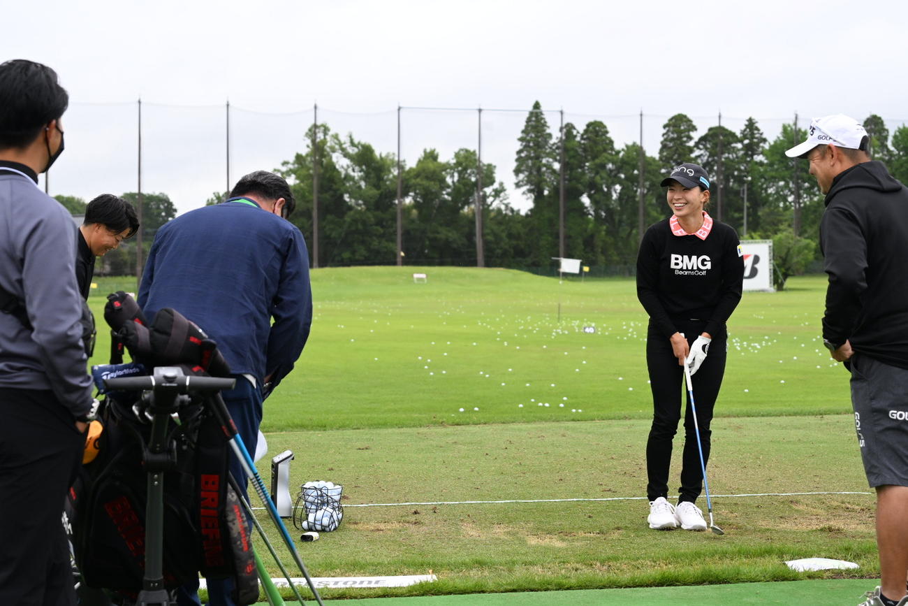 工藤公康氏（左から3人目）にあいさつする渋野日向子。左から2人目は工藤遥加（撮影・滝沢徹郎）