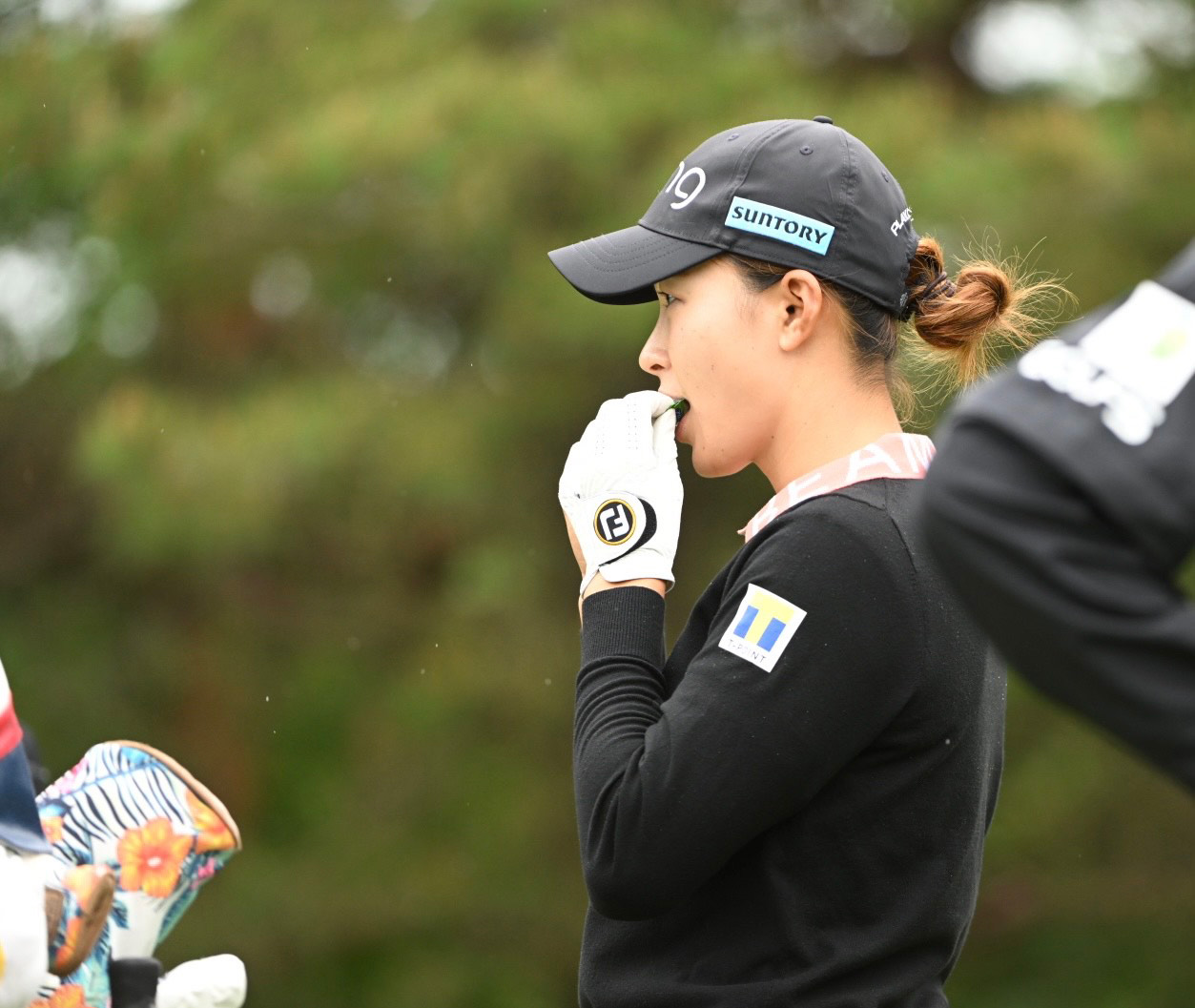 練習の合間にお菓子を食べる渋野日向子（撮影・滝沢徹郎）