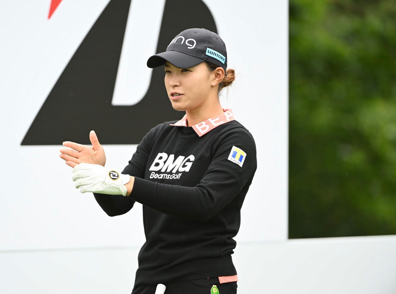 談笑する渋野日向子（撮影・滝沢徹郎）