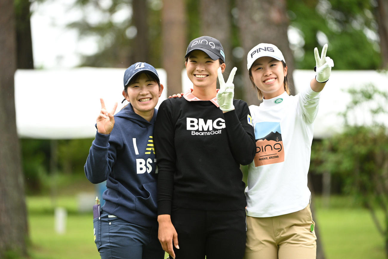 練習で記念撮影する、左から工藤優海、渋野日向子、上野菜々子（撮影・滝沢徹郎）